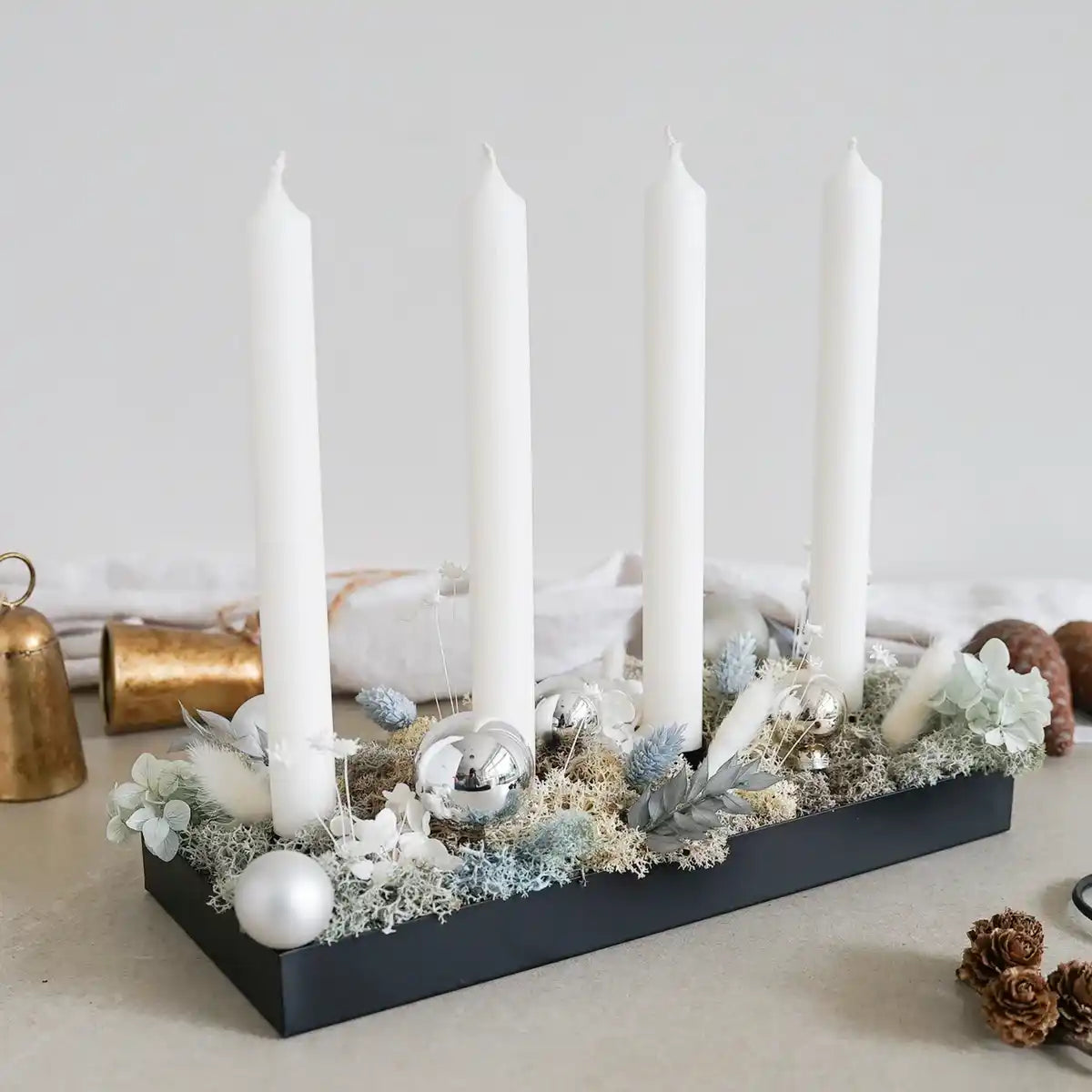 DIY-Advents-Tablett Liv in Silber mit Trockenblumen
