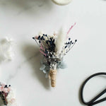 DIY-Trockenblumen-Anstecker Lilian in Blau und Rosa für die Hochzeit