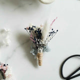 DIY-Trockenblumen-Anstecker Lilian in Blau und Rosa für die Hochzeit