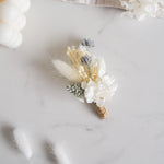 DIY-Boutonnière Alice aus Trockenblumen in Weiß und Blau für die Hochzeit