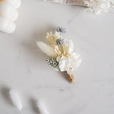 DIY-Boutonnière Alice aus Trockenblumen in Weiß und Blau für die Hochzeit