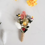 DIY-Boutonnière Chiara aus Trockenblumen für die Hochzeit