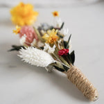 DIY-Boutonnière Chiara aus Trockenblumen – Nahaufnahme