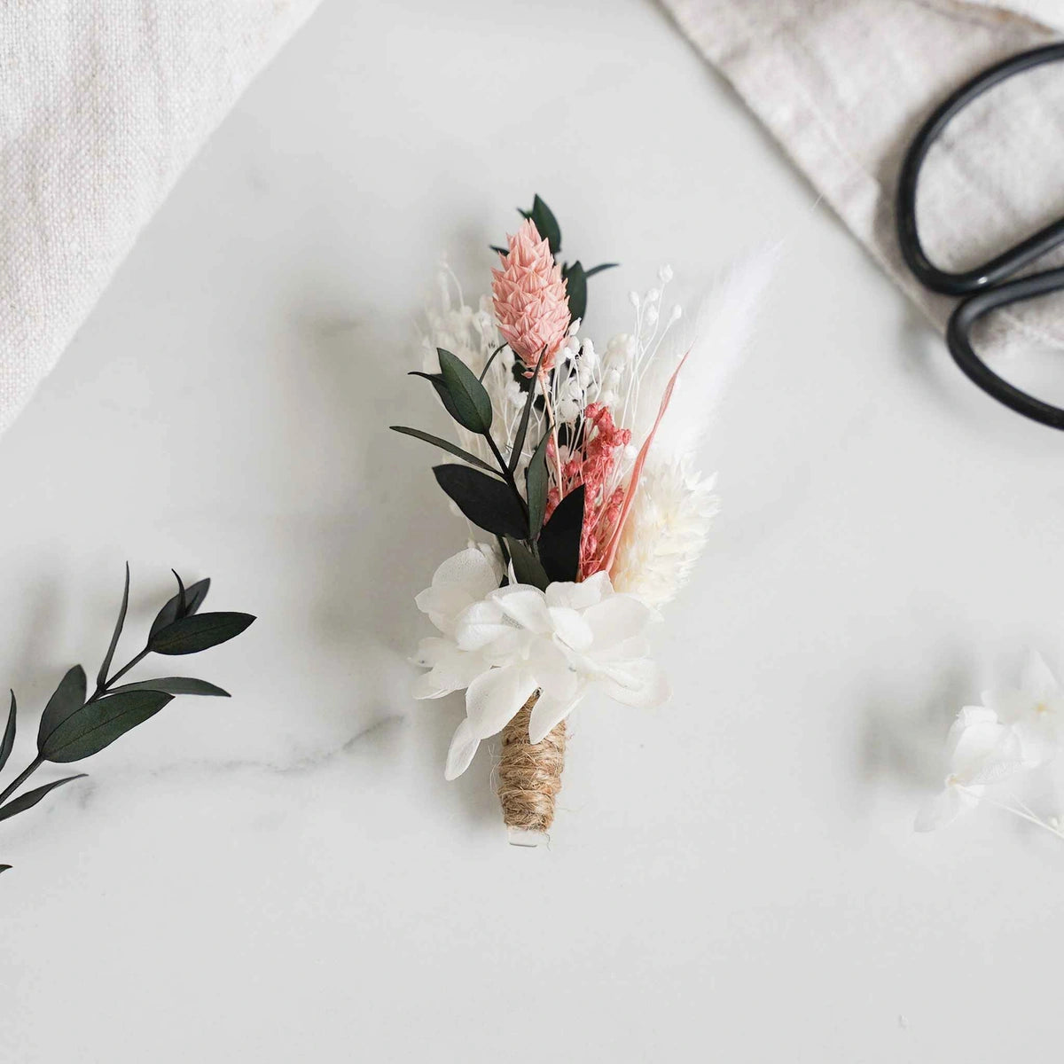 DIY-Trockenblumen-Boutonnière Tamara – Detailaufnahme des Ansteckers