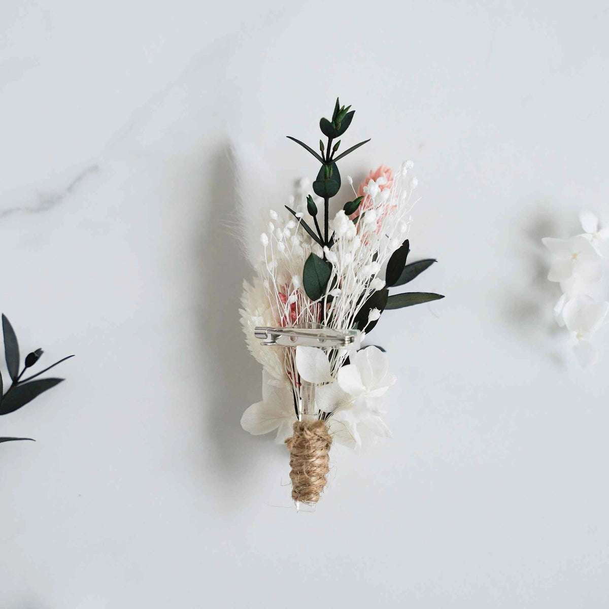 DIY-Trockenblumen-Boutonnière Tamara von der Seite