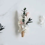 DIY-Trockenblumen-Boutonnière Tamara von der Seite