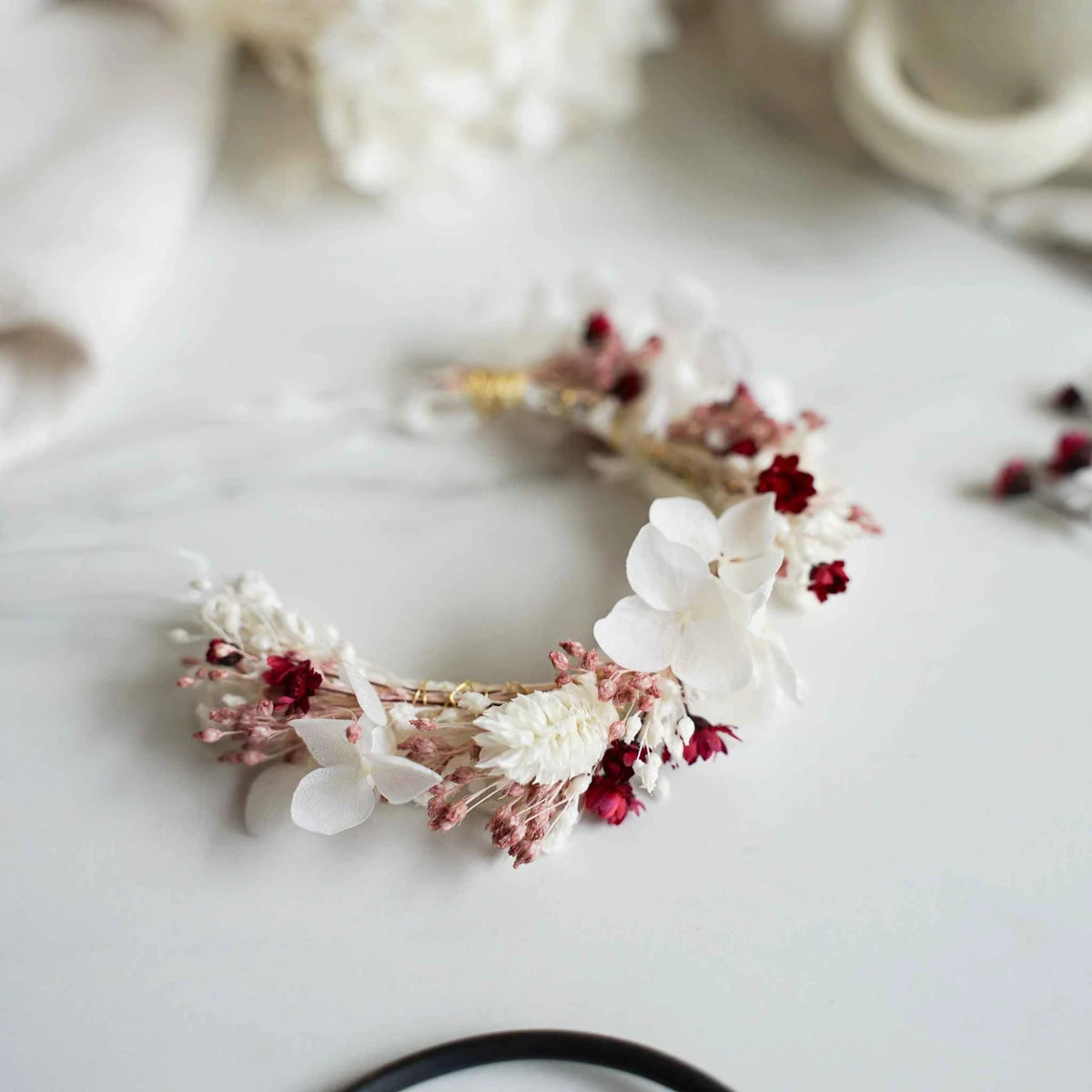 DIY-Trockenblumen-Haarkranz in Weiß und Rot – Set Sandra