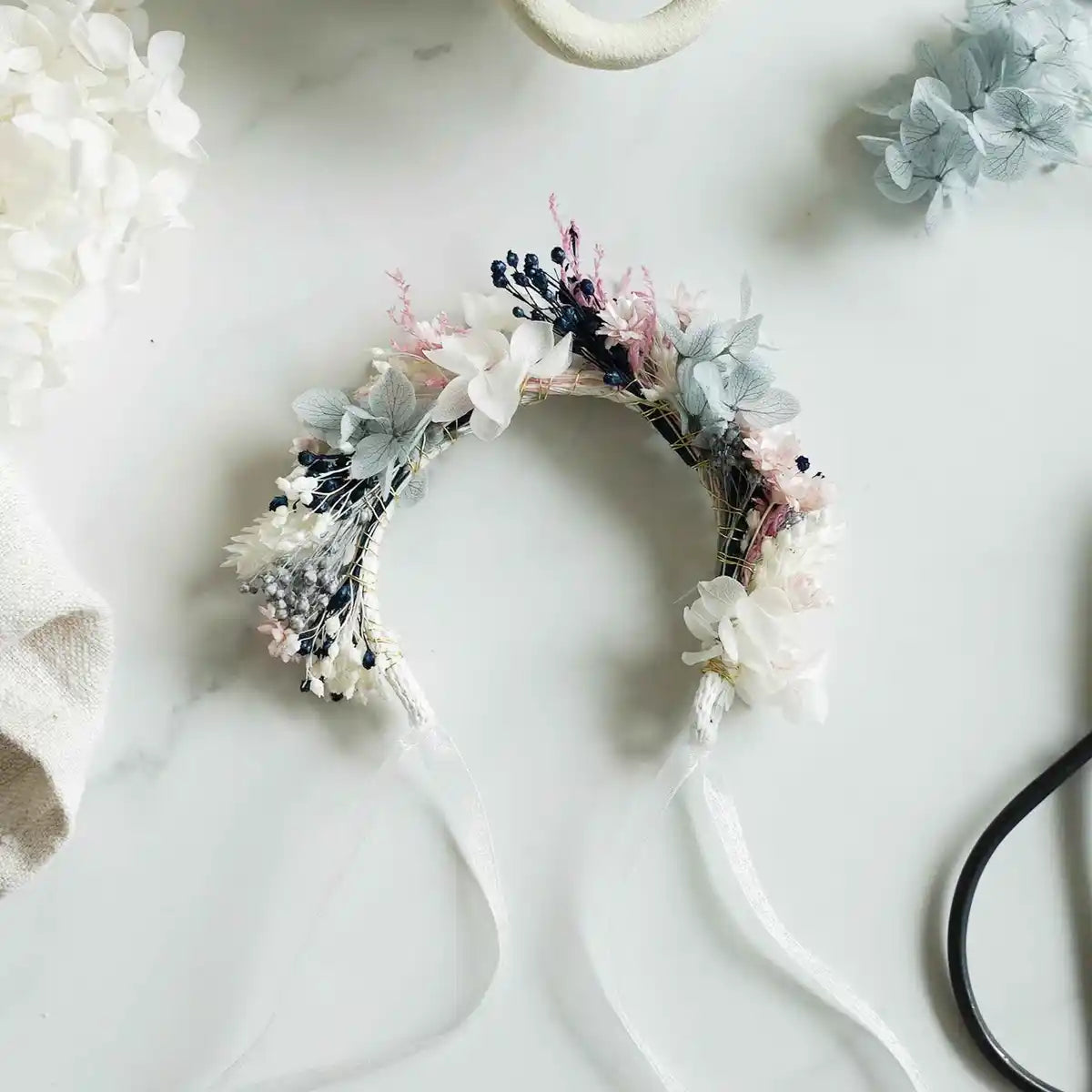 DIY-Trockenblumen-Haarreif in Blau, Pink und Weiß – Blumelei Set Annika