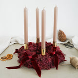 DIY-Set Adventskranz Gloria in der Variante beige/gold: dunkelrotes Moos mit beigen Stabkerzen, goldenen Kerzenhaltern und Samtschleifen