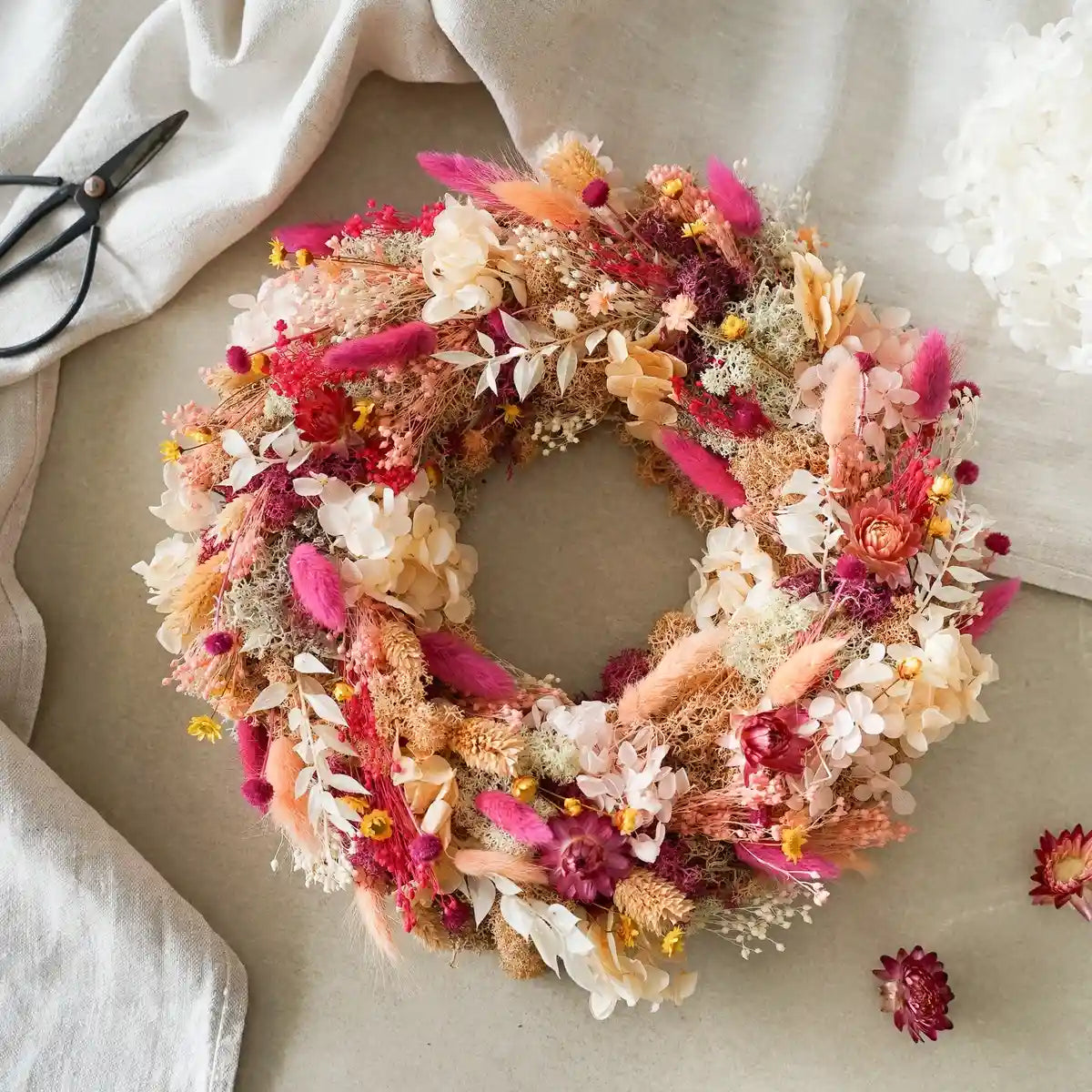 Trockenblumen Tischkranz Jasmin in Apricot, Pink und Creme – DIY-Steckkranz von Blumelei, 25 cm