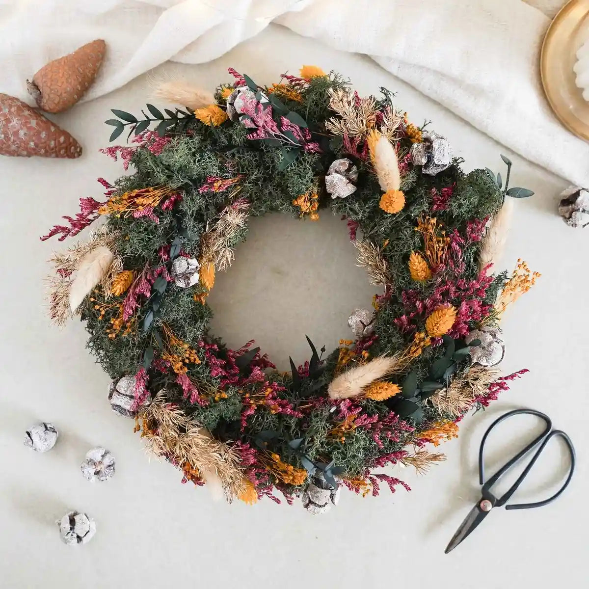 Moderner Trockenblumen-Adventskranz Romy aus Naturmaterialien