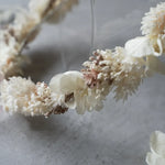 Bastelset Haarkranz Lea: 10 Trockenblumen in Creme und Rosa, Basteldraht, Tape und Satinband für Haarschmuck
