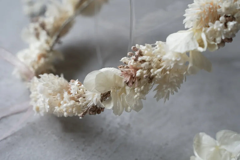 Bastelset Haarkranz Lea: 10 Trockenblumen in Creme und Rosa, Basteldraht, Tape und Satinband für Haarschmuck