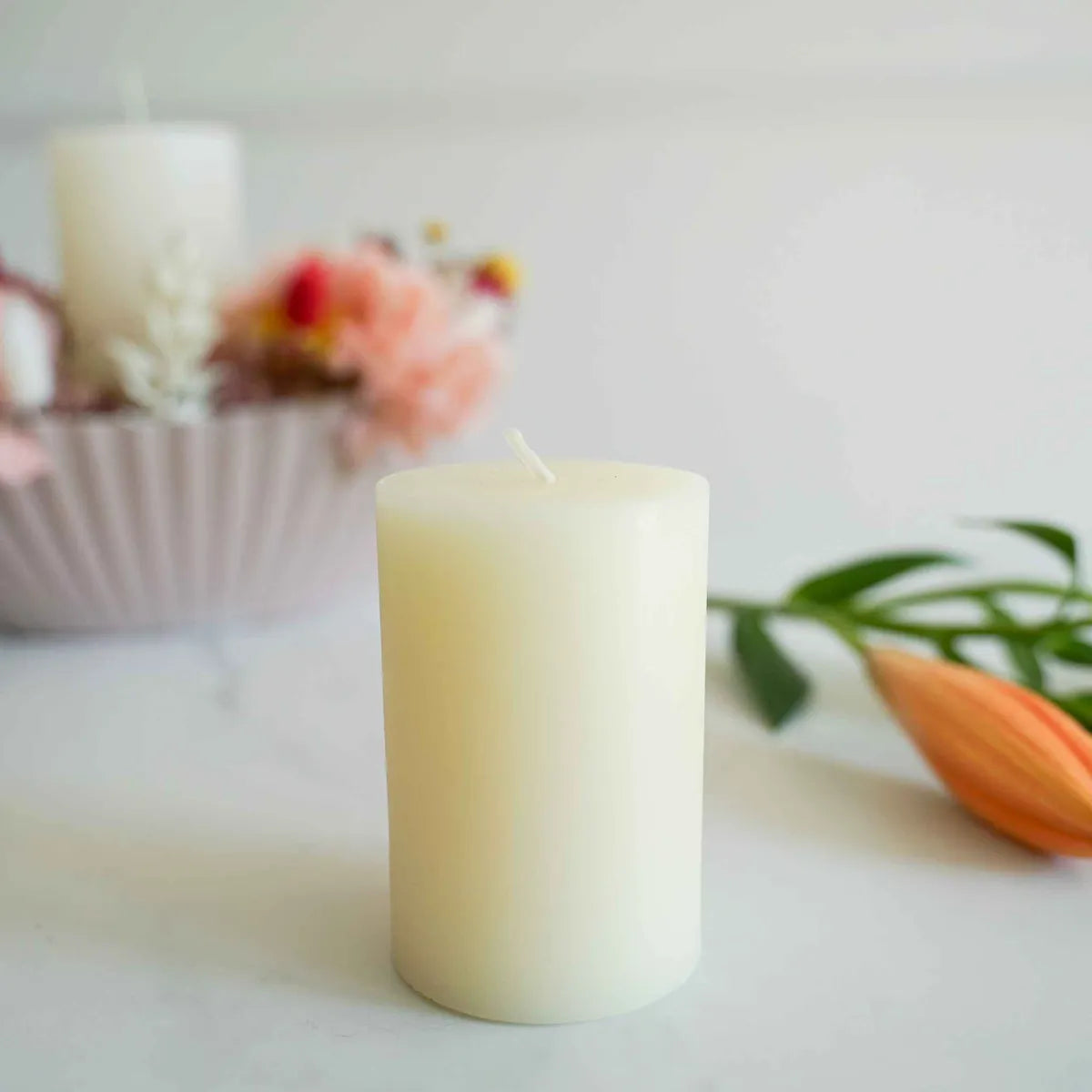 Cremefarbene Stumpenkerze für Trockenblumen-Tischkränze