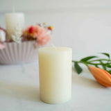 Cremefarbene Stumpenkerze für Trockenblumen-Tischkränze