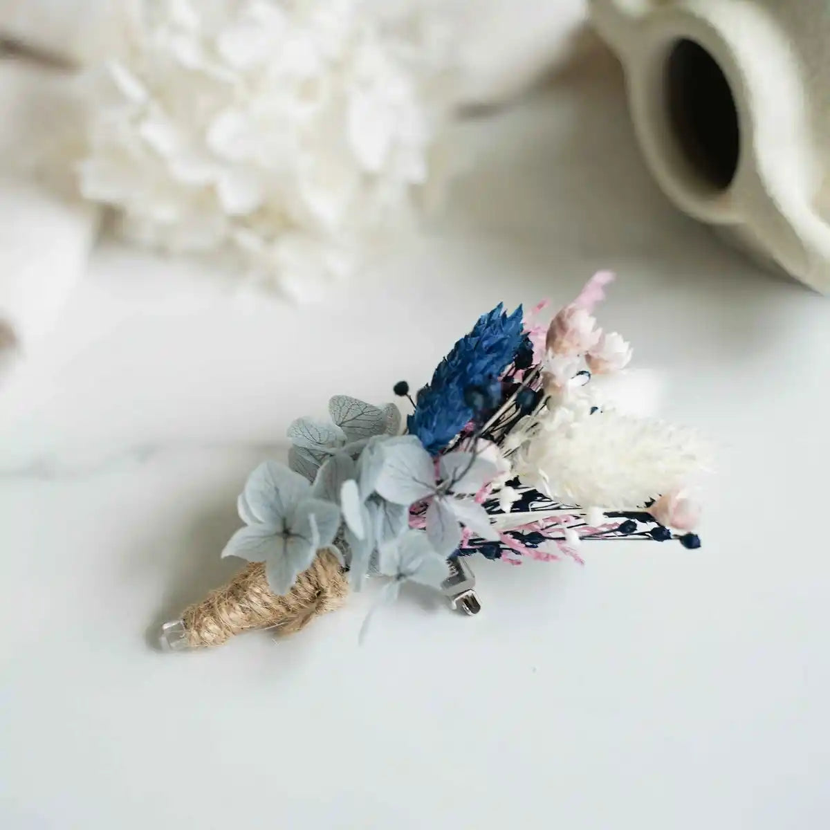 Trockenblumen-Boutonnière Lilian in Blau, Weiß und Rosa