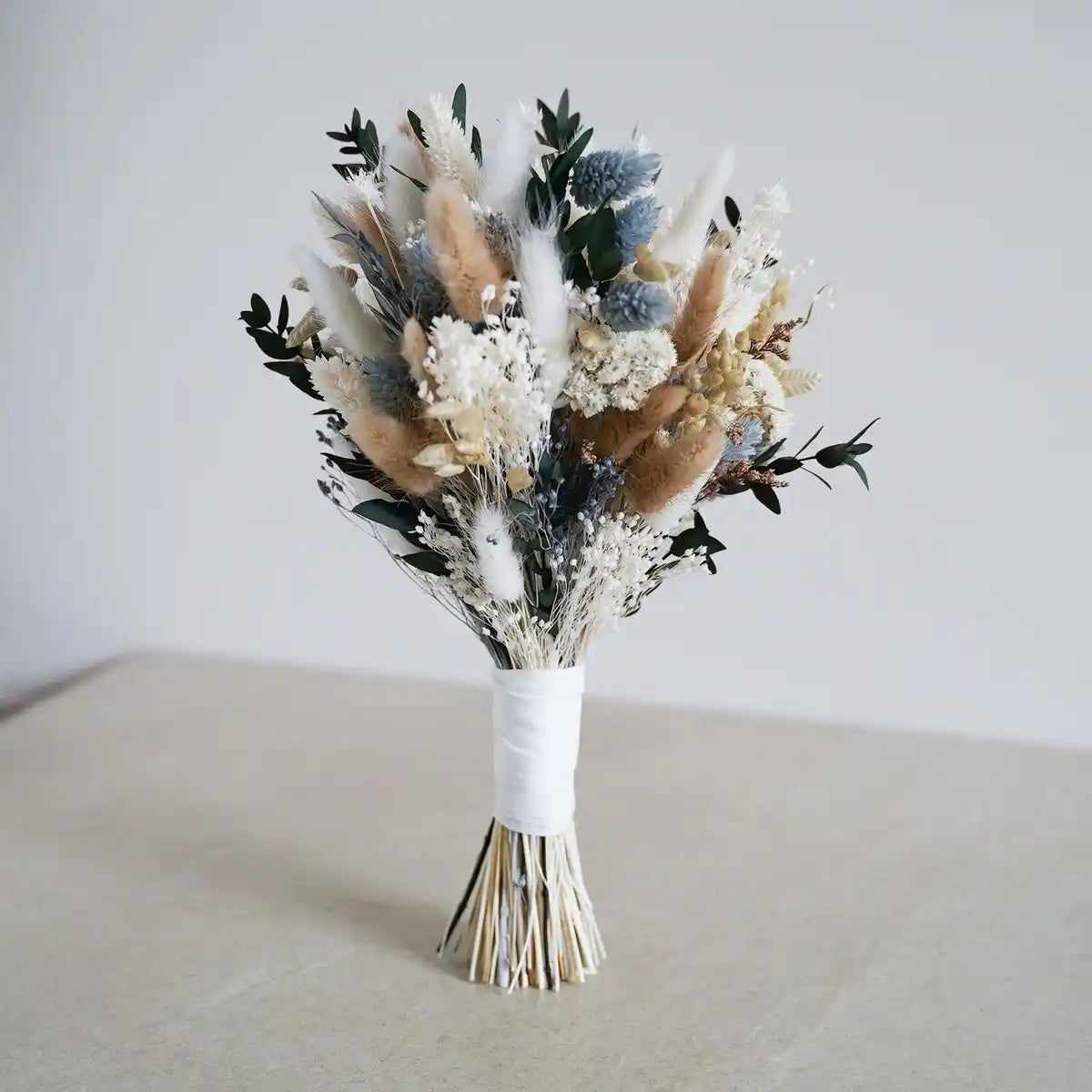 Trockenblumen-Brautstrauß Lorelei in Creme mit Eukalyptus