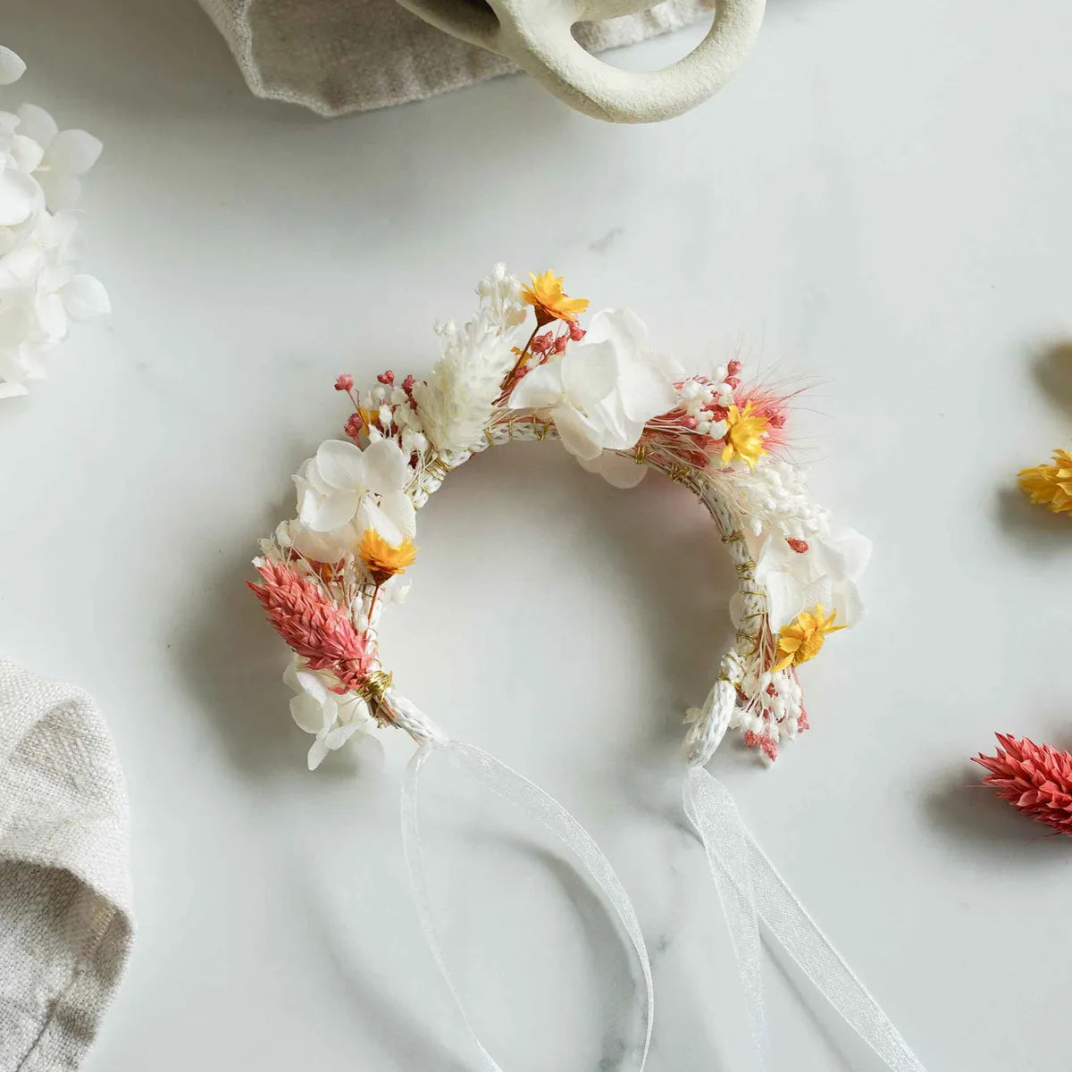 Trockenblumen-Haarkranz in Gelb, Weiß und Rosa von oben – Set Verena