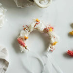 Trockenblumen-Haarkranz in Gelb, Weiß und Rosa von oben – Set Verena