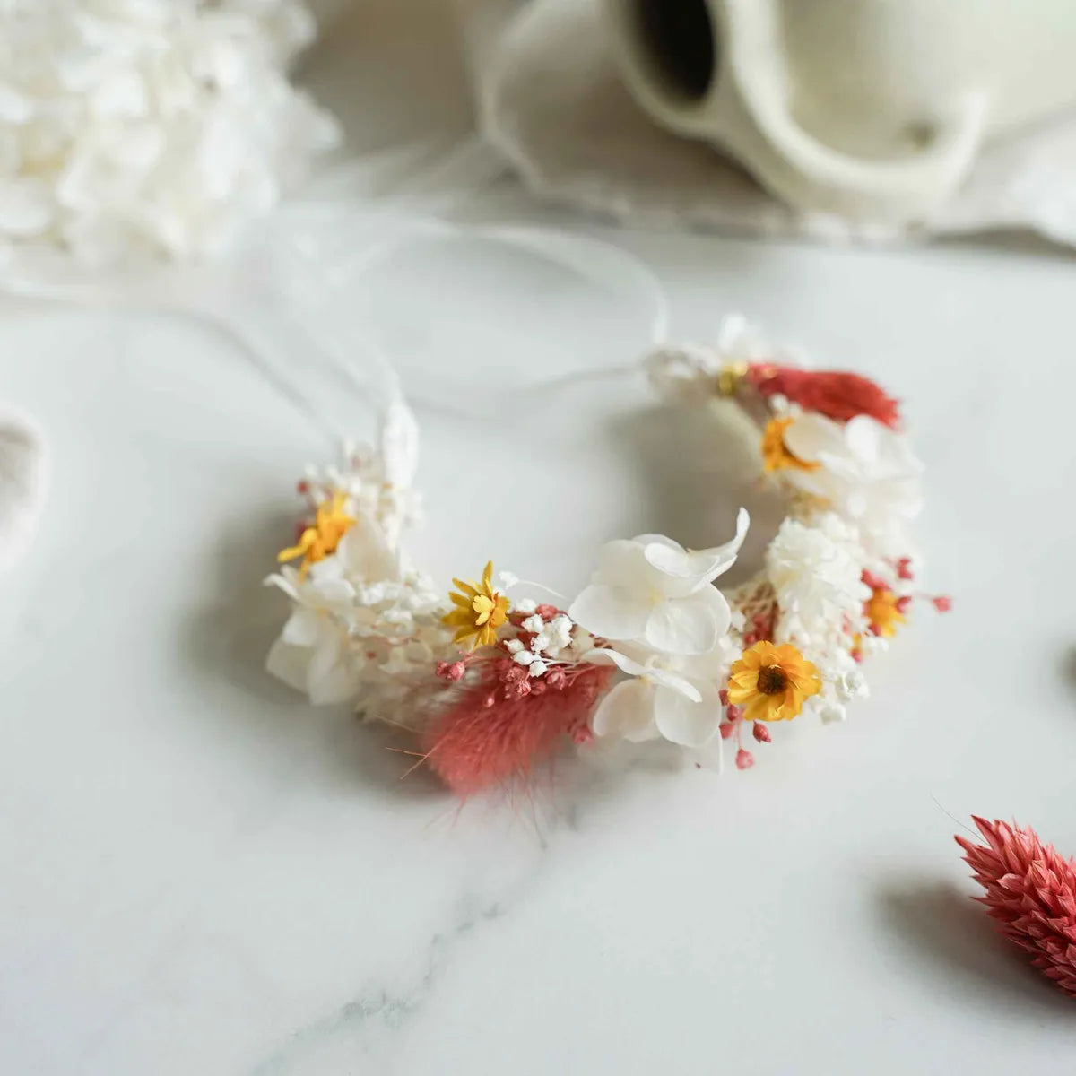 Trockenblumen-Haarkranz in Gelb, Weiß und Rosa von vorne – Set Verena