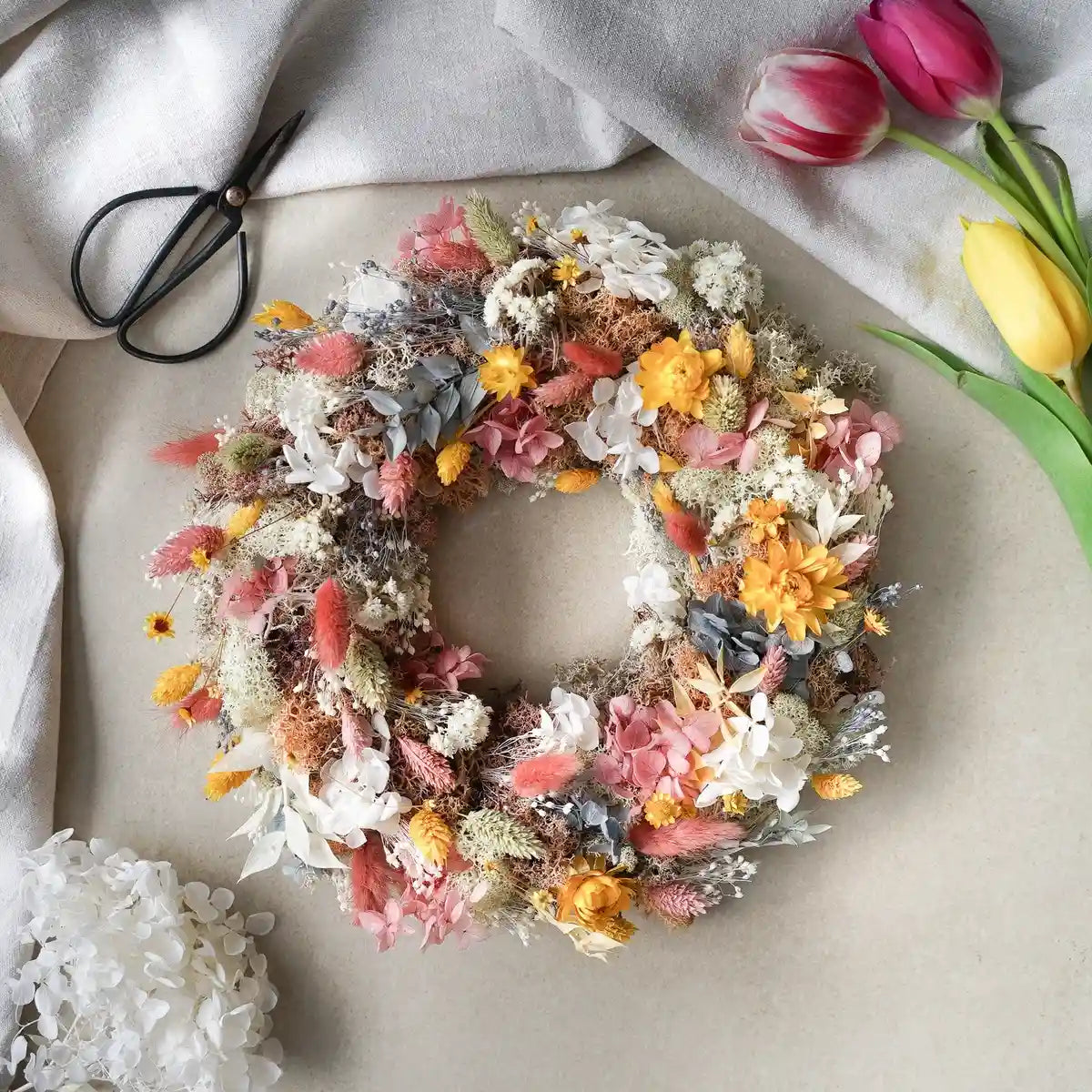 DIY-Trockenblumen-Steckkranz Tabea in Apricot, Pink und Gelb