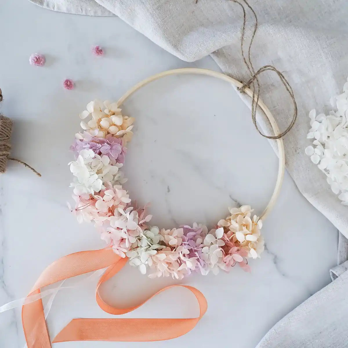 Trockenblumen-Wandkranz Jana in Rosa, Apricot und Creme – Detailaufnahme