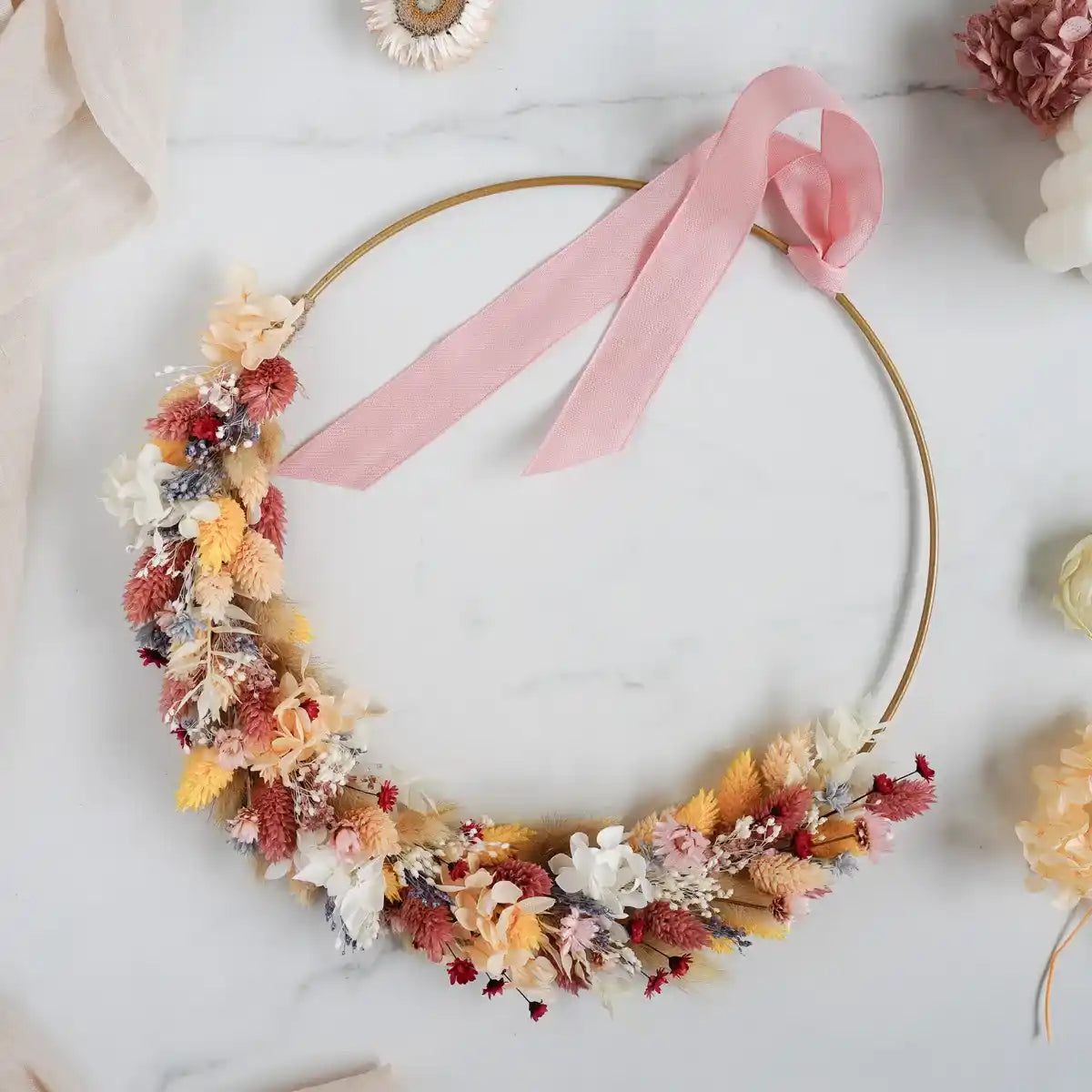 Romantischer Trockenblumen-Wandkranz Daisy in Pastellfarben